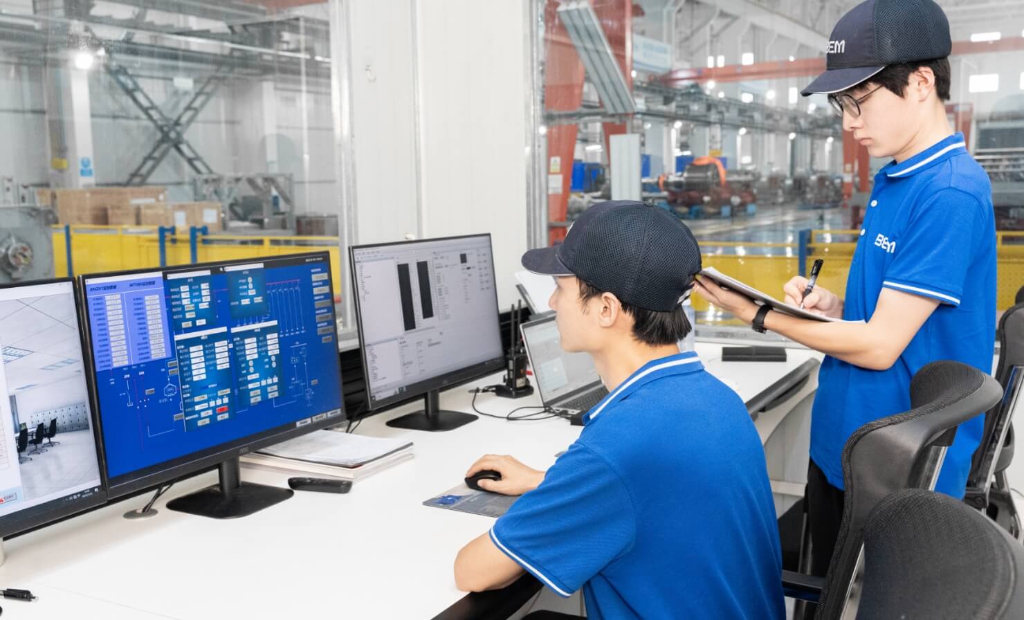 Mitarbeiter sitzt am Computer