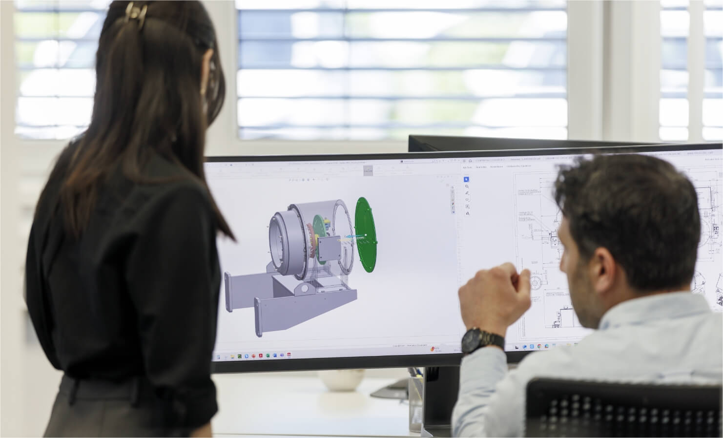 2 People checking a technical view on a computer Screen